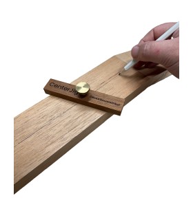 CenterJig om het midden af te tekenen op een stuk hout