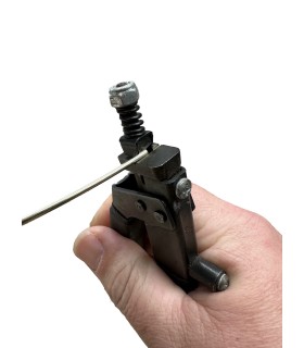 Fret tang nipper for bonded fretboards - Close-up